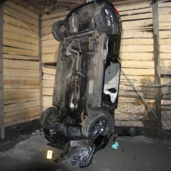 Do výkopu stavby kruhového objezdu v Plzni spadlo auto.