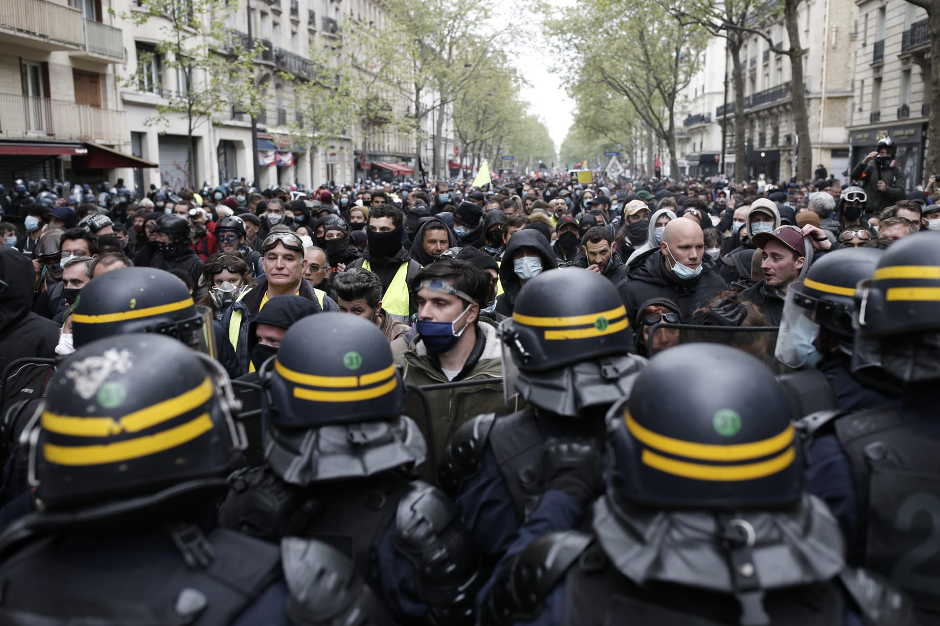 Ve francouzských městech se konaly demonstrace proti prezidentu Macronovi. Protestujících byly desetitisíce.