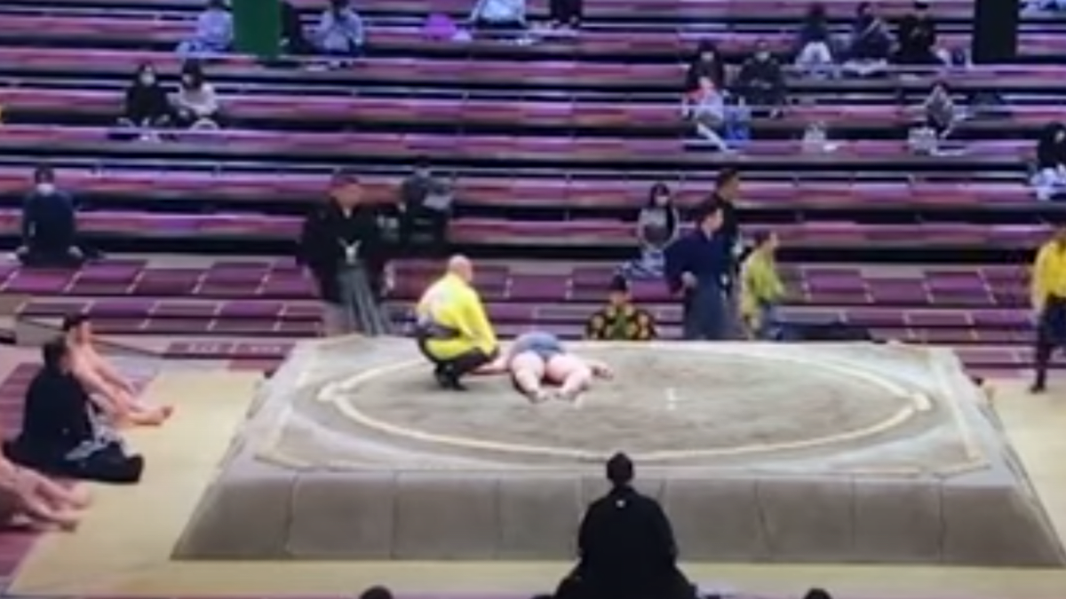 Sumo zápasník Hibikiryu zůstal ležet v ringu několik minut bez pomoci