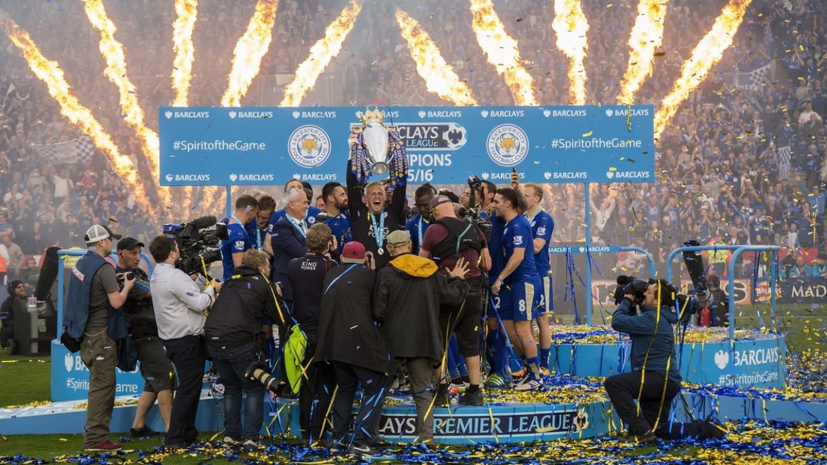 Uběhlo pět let od chvíle, kdy Leicester City dotáhl pohádku do konce a získal titul v Premier League. S pohárem se hráči Leicesteru pomazlili až téměř týden poté, co se dozvěděli, že jsou mistry.