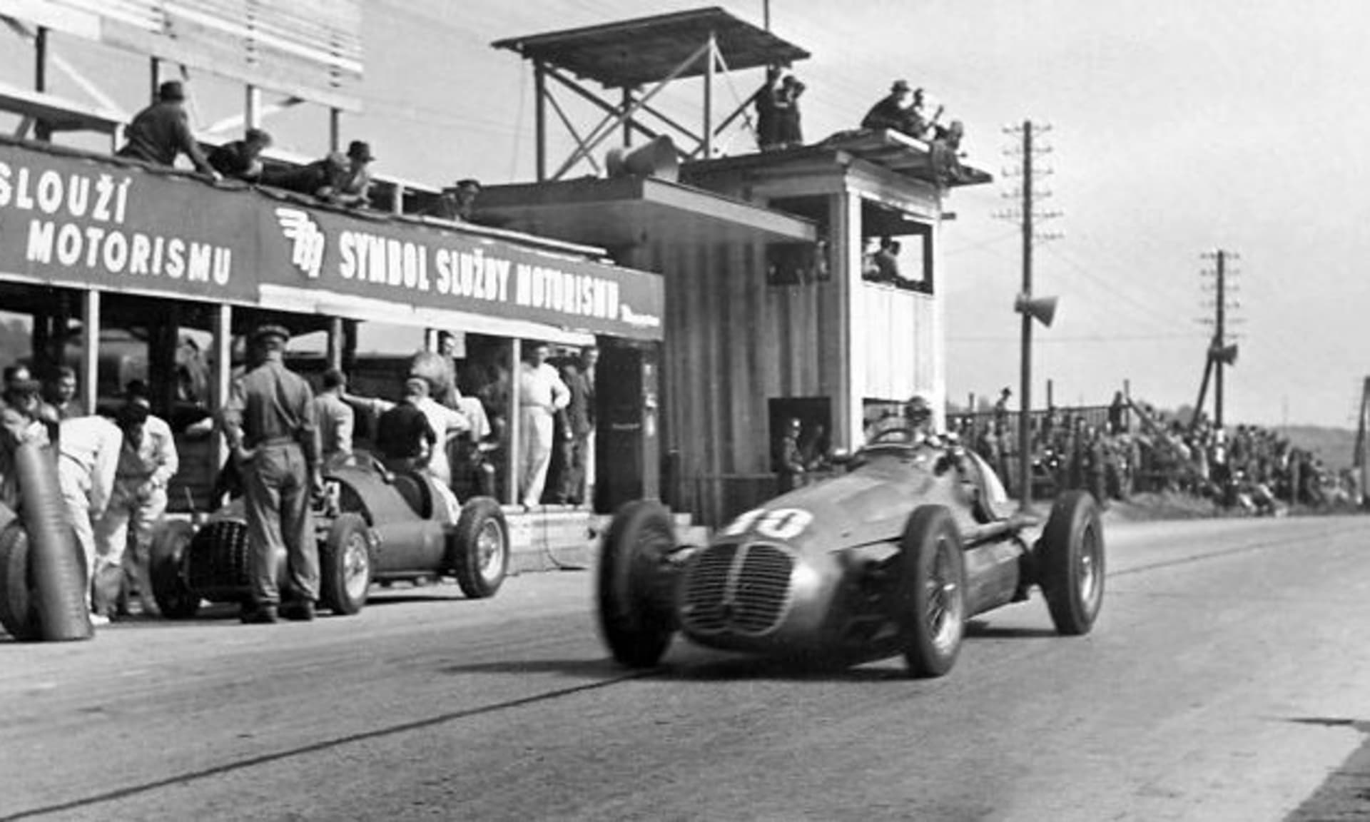 V roce 1949 se v Brně s pořádnými auty závodilo na dlouhá desetiletí naposledy. Vyhrál tedy Angličan Peter Whitehead na Ferrari.