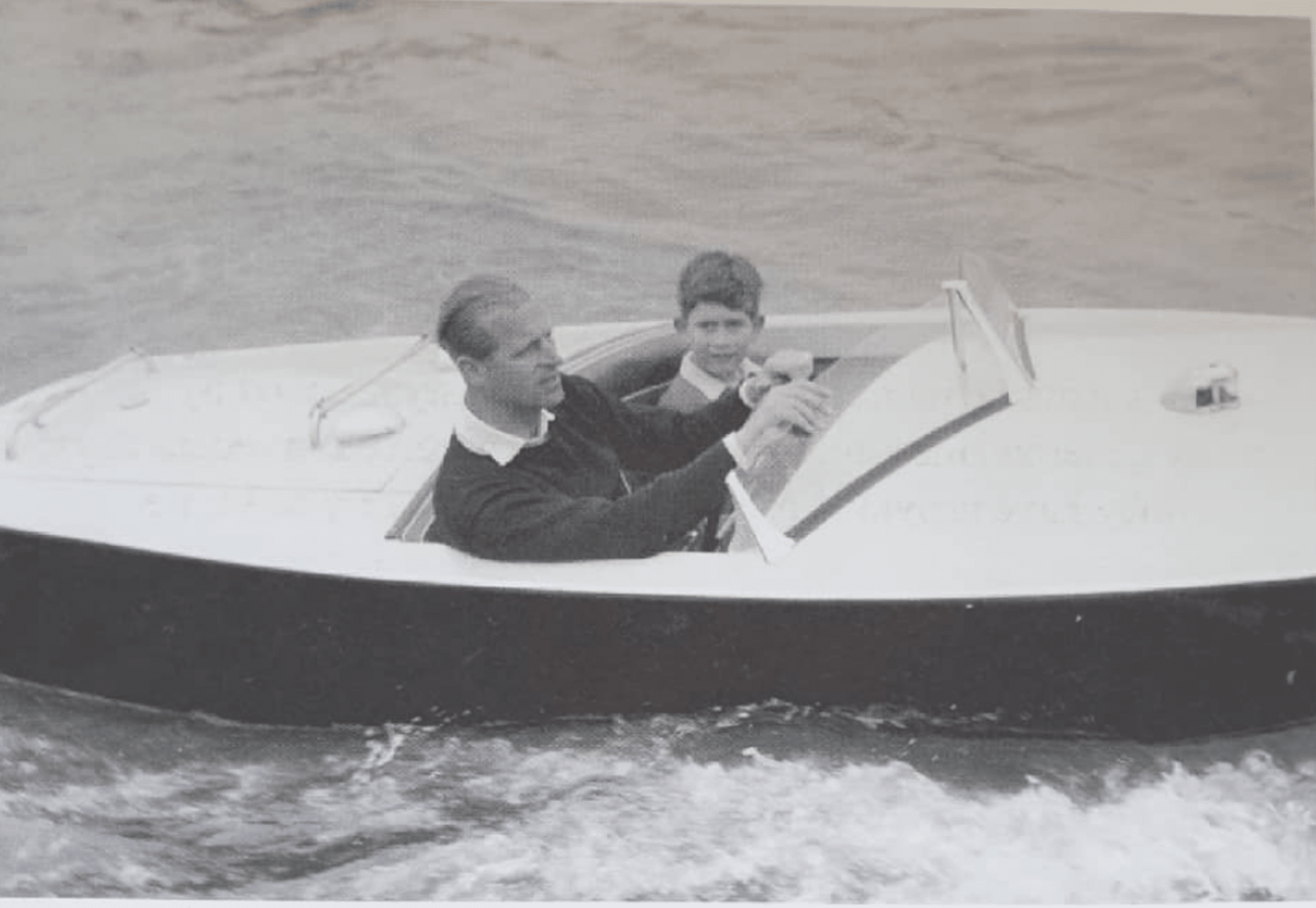 Na fotografii sedí mladý princ Charles s otcem v motorovém člunu (autor: lise_m_d).