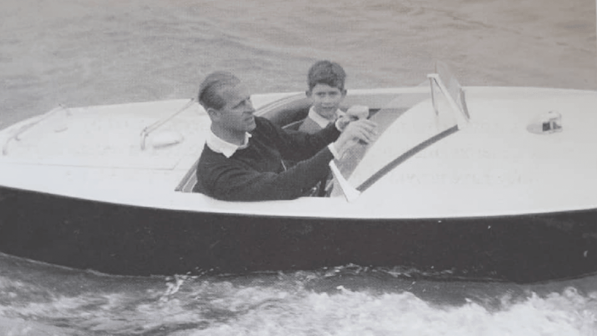 Na fotografii sedí mladý princ Charles s otcem v motorovém člunu (autor: lise_m_d).