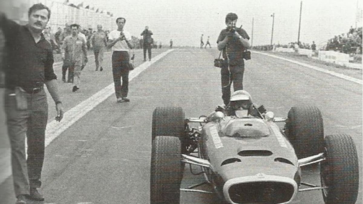 Rok 1967 a závodník Mike Spence s šestnáctiválcovým vozem BRM H16.