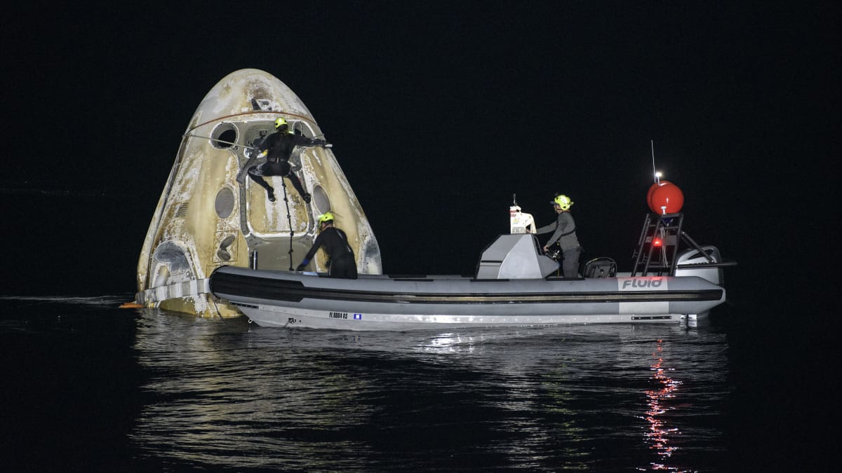Do moře u Floridy dosedla vesmírná loď Crew Dragon. 