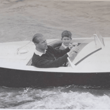 Na fotografii sedí mladý princ Charles s otcem v motorovém člunu. (Autor: lise_m_d)