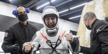 Historický moment: Vesmírná mise SpaceX končí. Soukromá loď dopravila astronauty na Zemi