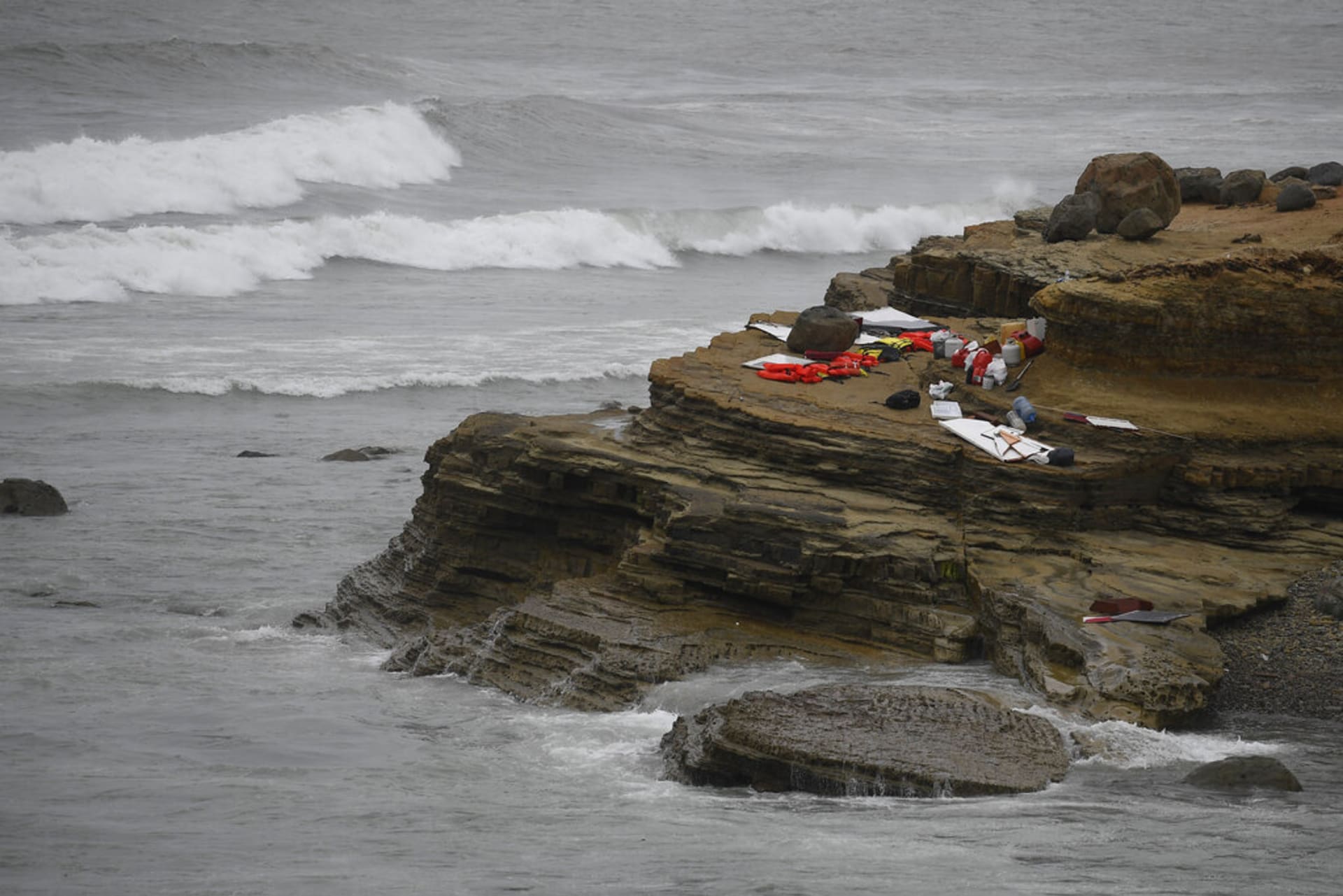 Pozůstatky ze zřejmě pašerácké lodi na útesech u San Diega