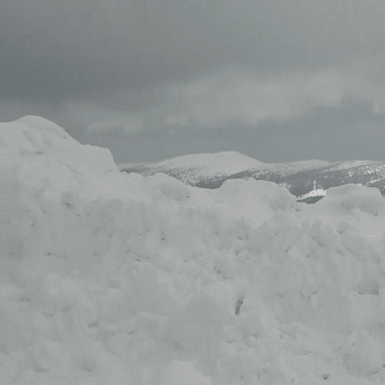 O víkendu v Krkonoších napadly desítky centimetrů sněhu.