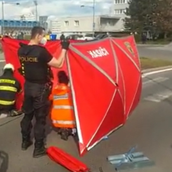 V Mladé Boleslavi se k silnici přilepila mladá aktivistka.