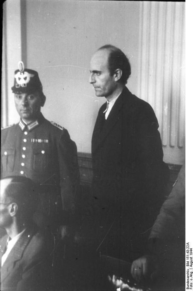 Německý diplomat Adam von Trott zu Solz před berlínským lidovým soudem Volksgerichtshof. Obviněn ze spiknutí proti Hitlerovi a popraven v Ploetzensee 26. 8. 1944