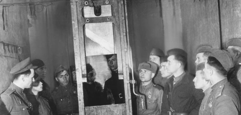 Sovětští vojáci u gilotiny v berlínské věznici Plötzensee v dubnu 1945. Tato gilotina sťala i stovky českých odbojářů