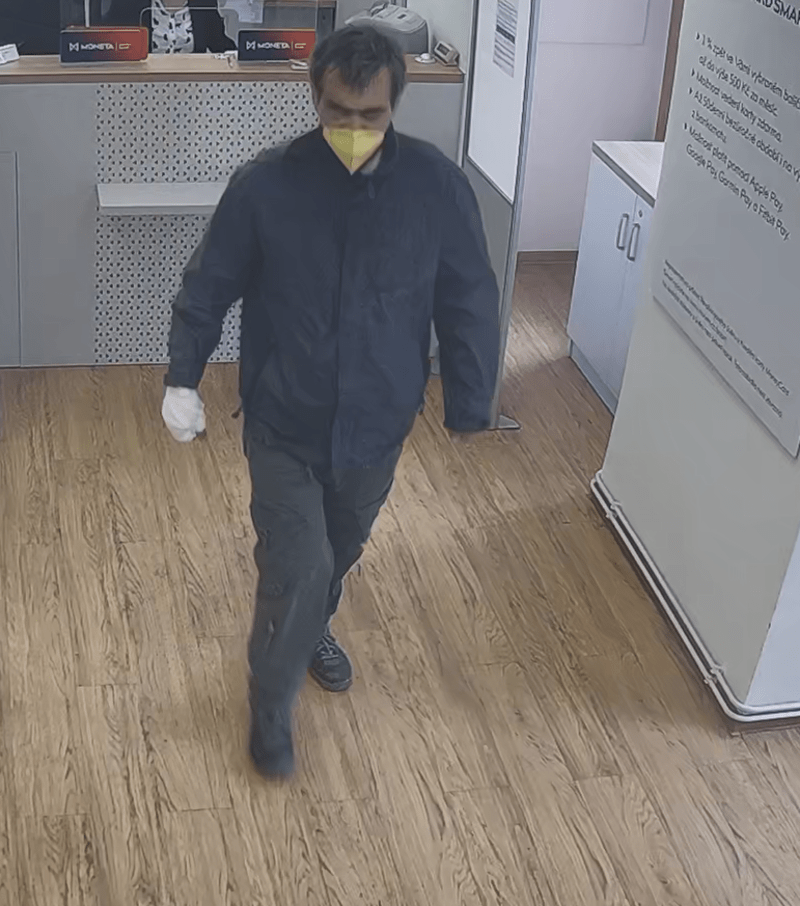 Policie pátrá po muži, který 3. května přepadl banku na pražském Smíchově.