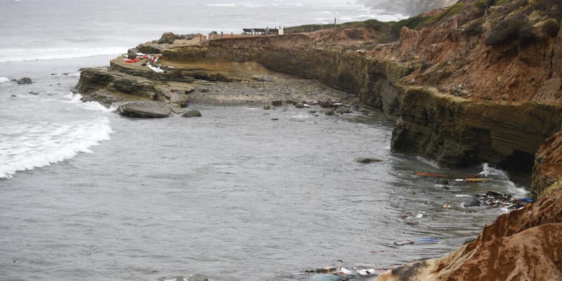 Trosky a pozůstatky ze zřejmě pašerácké lodi u San Diega