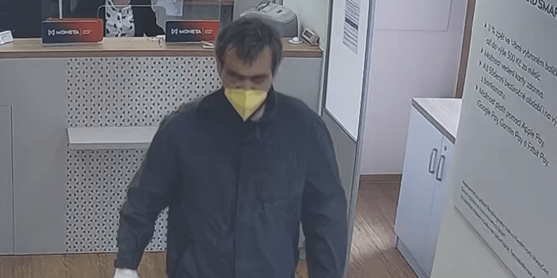 Policie pátrá po muži, který 3. května přepadl banku na pražském Smíchově.
