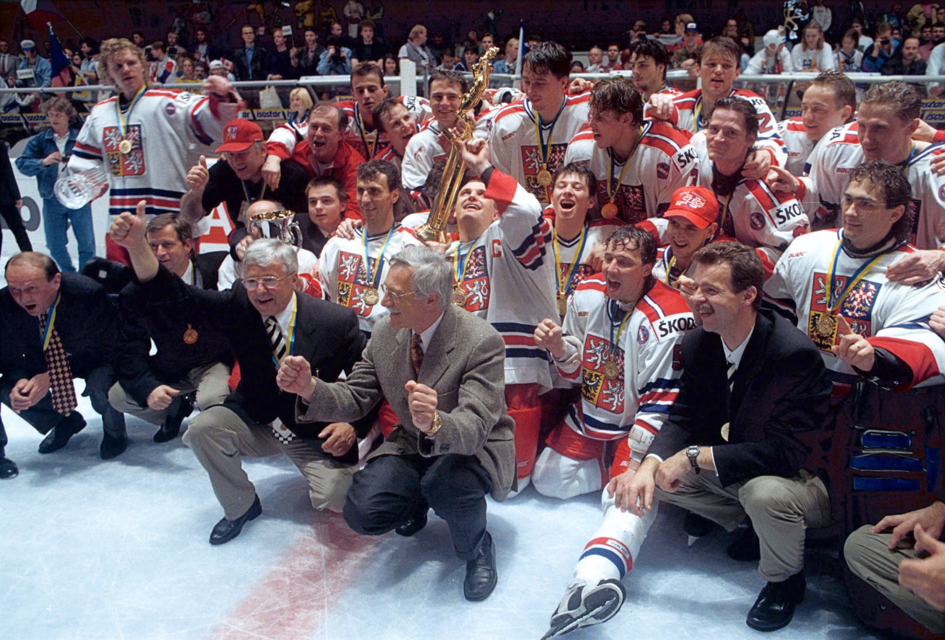 Václav Klaus se raduje s českým hokejovým národním týmem po zisku zlatých medailí na mistrovství světa ve Vídni v roce 1996.