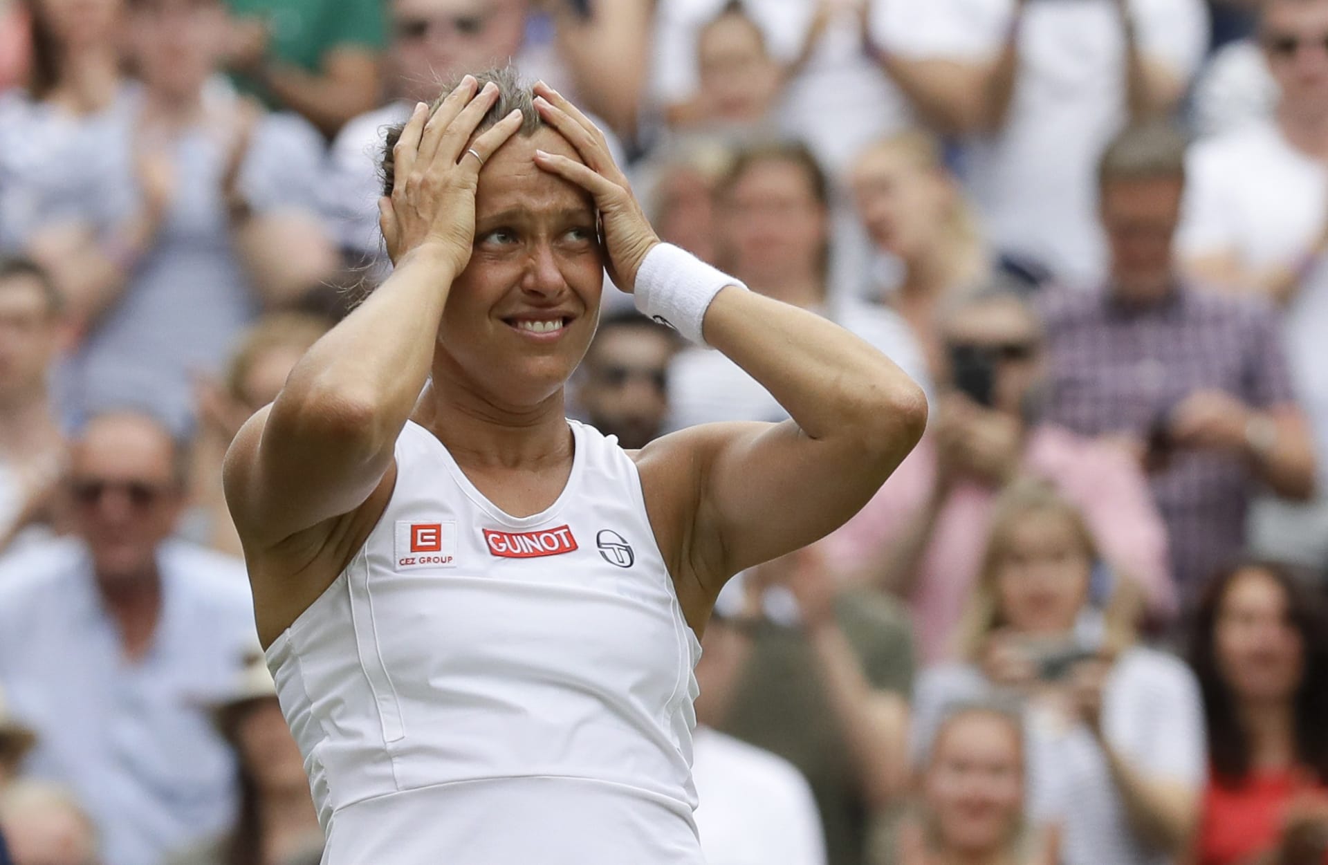 Sama Strýcová nemohla uvěřit, jak se jí na památném Wimbledonu daří.