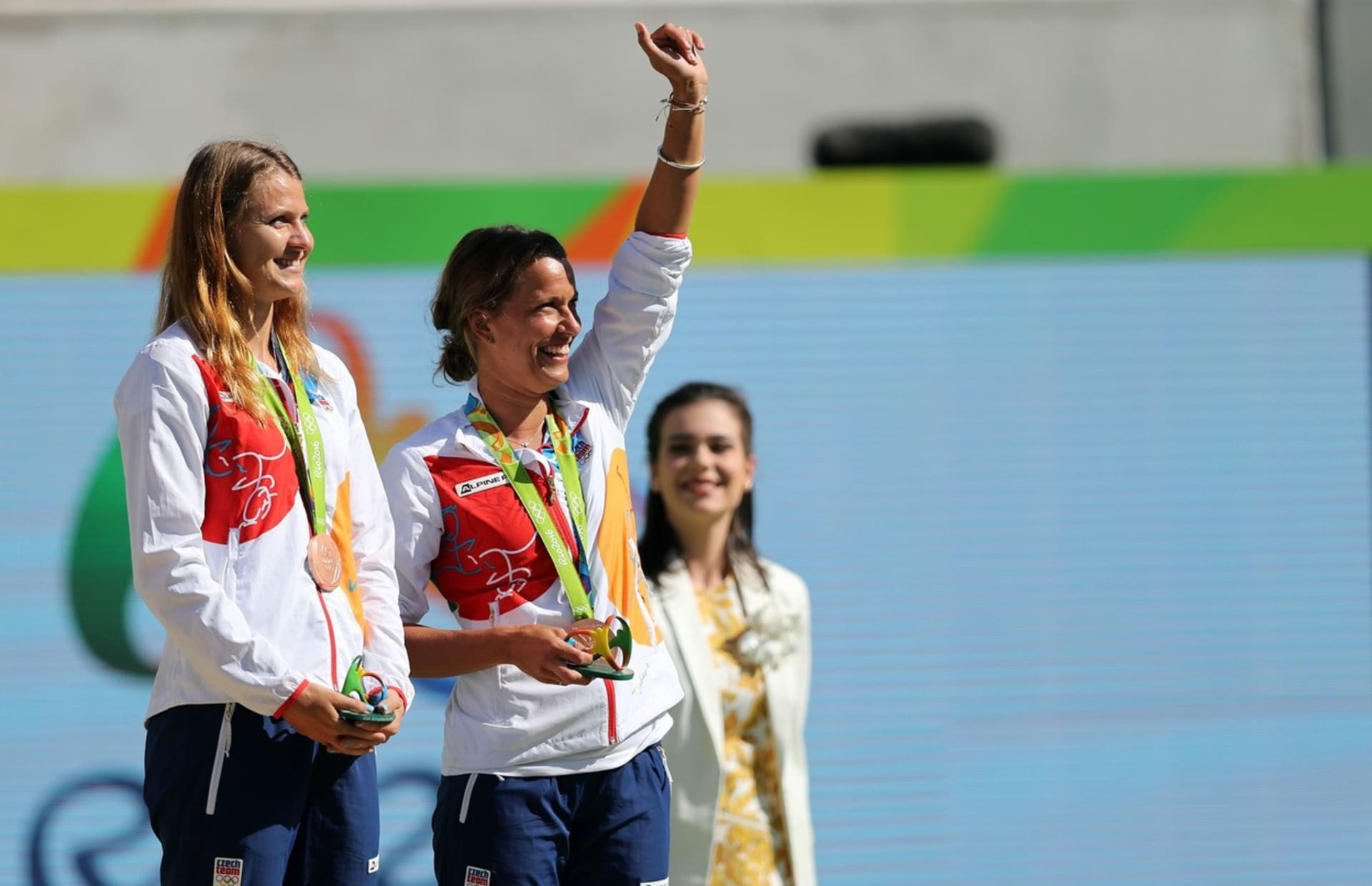 Barbora Strýcová s bronzovou olympijskou medailí vedle Lucie Šafářové