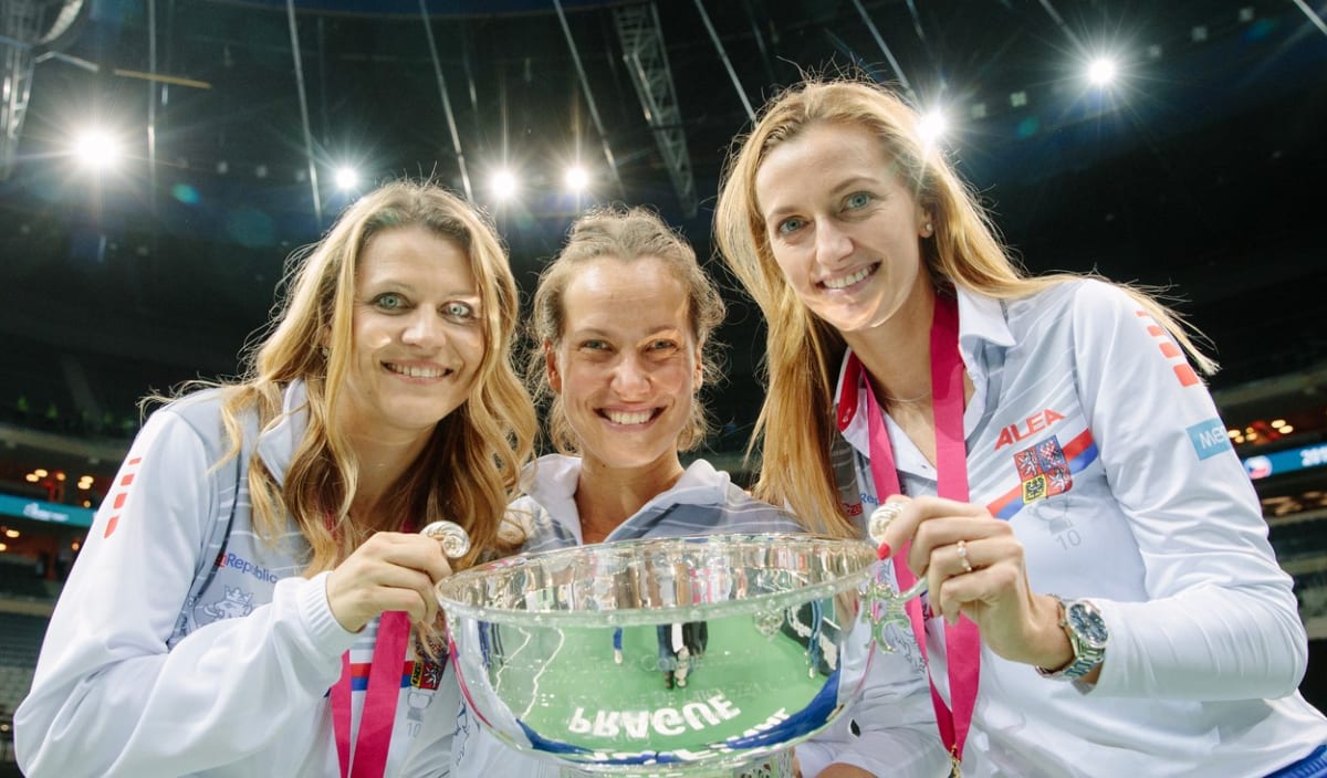 Lucie Šafářová (vlevo), Petra Kvitová (vpravo) a Barbora Strýcová (uprostřed) slaví fedcupový triumf v roce 2018.