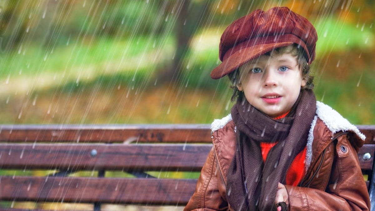 Chlapec v dešti
