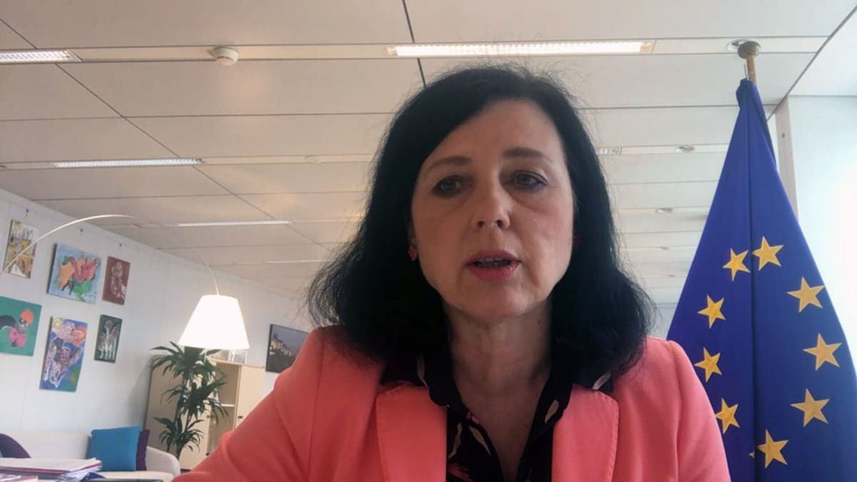 Nové informace o záměru cesty vicepremiéra Jana Hamáčka (ČSSD) jsou vnitropoliticky závažné, sdělila místopředsedkyně EU Věra Jourová.