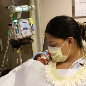 Lavinia „Lavi“ Moungaová během letu porodila syna Raymonda.