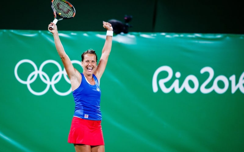 Barbora Strýcová se raduje ze zisku bronzové medaile na olympijských hrách v Riu de Janeiru.