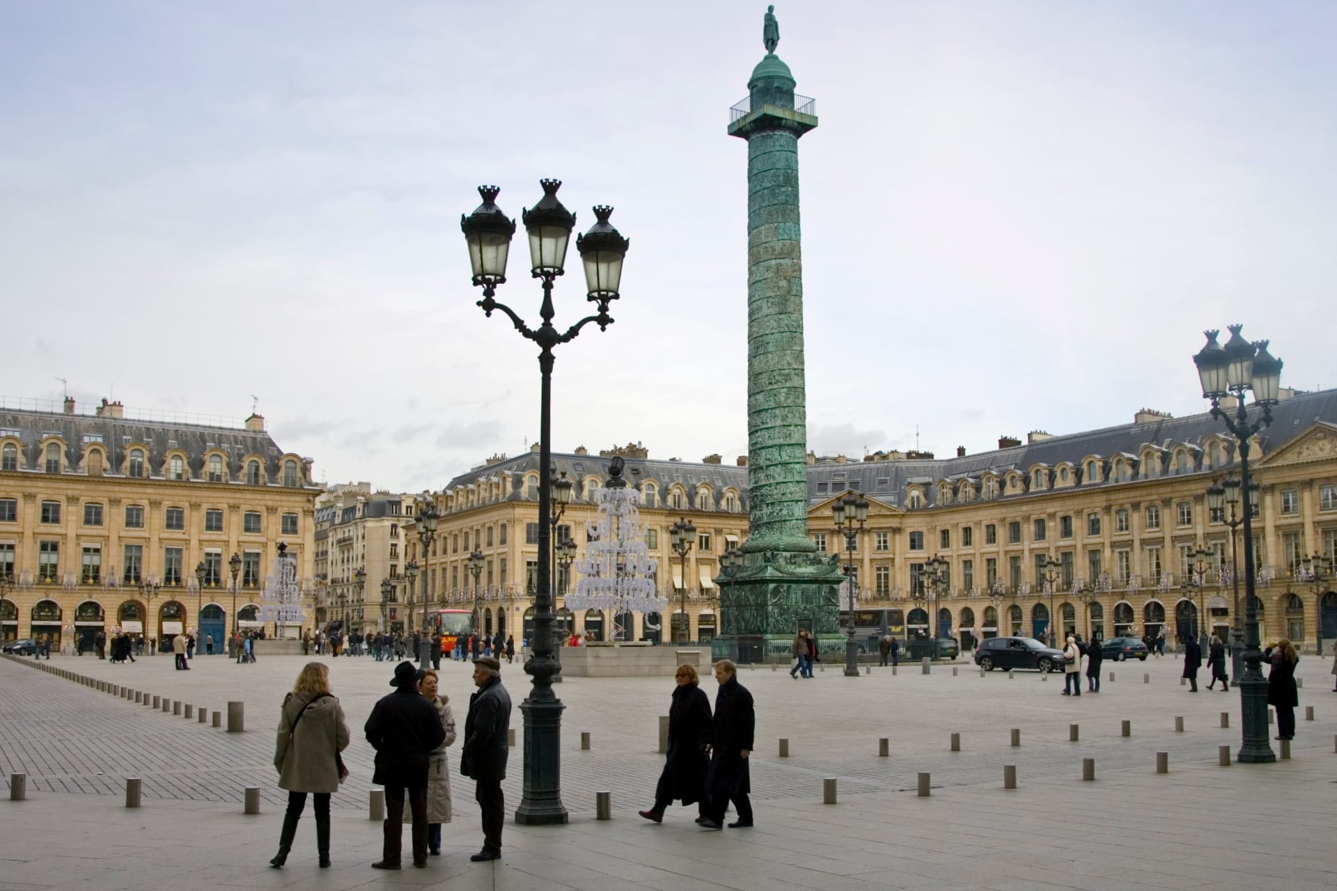 Na Slavkov zbylo ve Francii několik památek. Na snímku je 44 metrů vysoký pařížský bronzový sloup z náměstí Place Vendme, ve stejném městě vlaky jezdí na Slavkovské nádraží (Gare dAusterlitz), chodí se po Slavkovském mostě. Významným monumentem je též P...