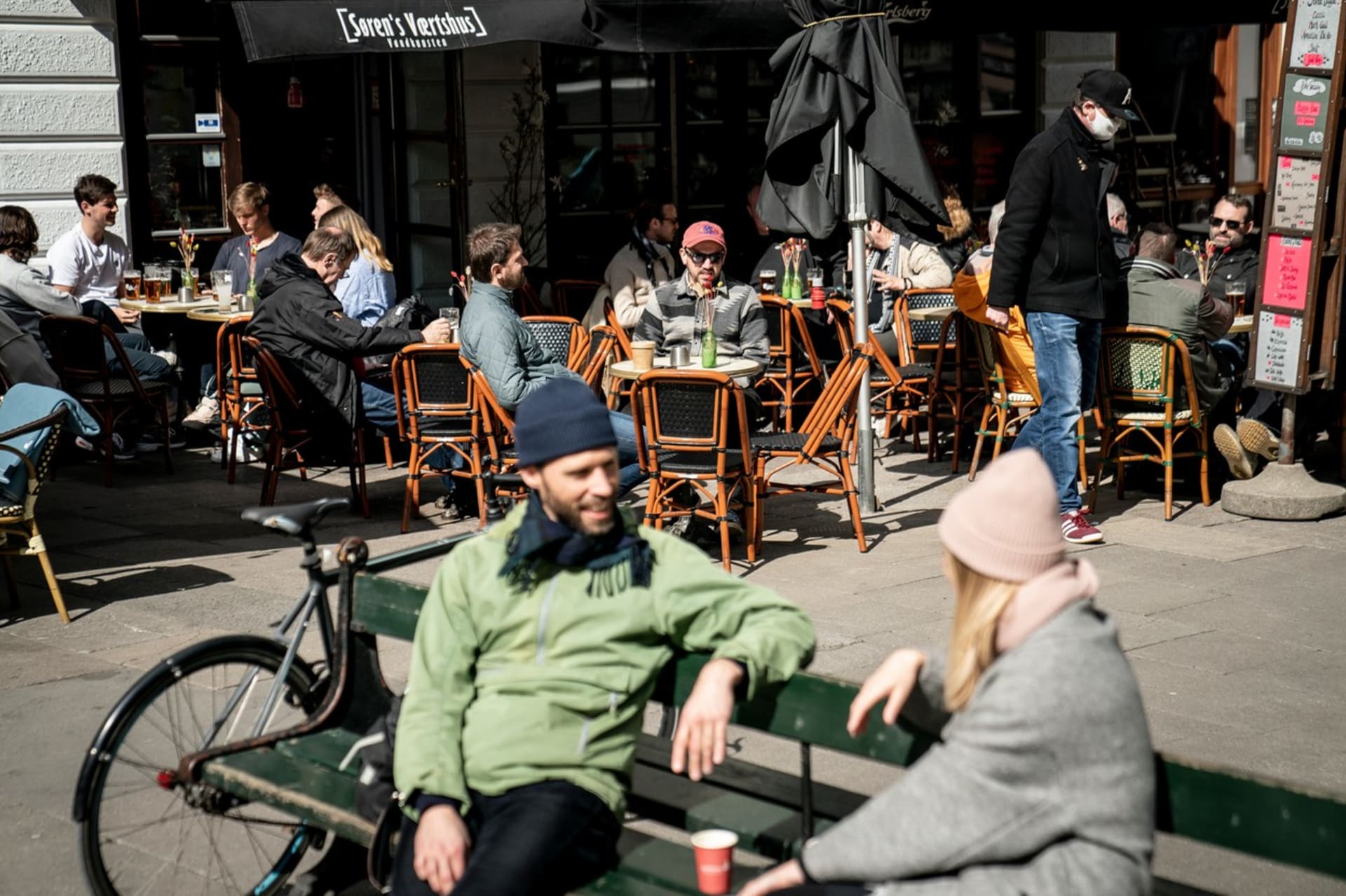 Kodaňské restaurace se otevřely už před dvěma týdny. Takzvaný coronapas pomáhá k návratu do normálního života.