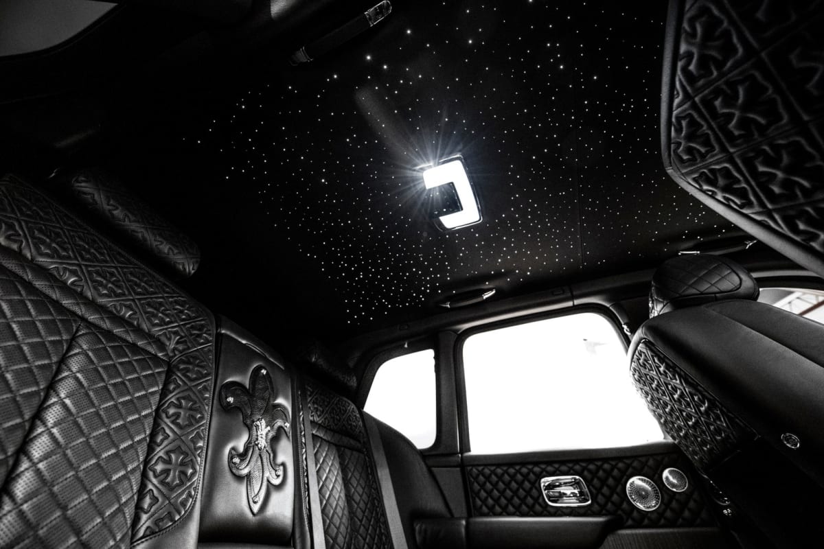 Drakeův Rolls-Royce Cullinan v gotickém stylu