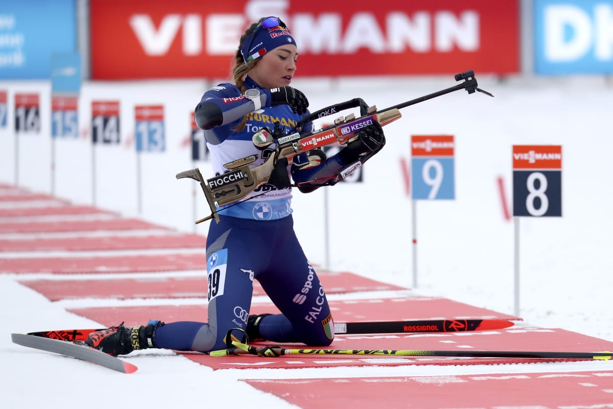 Dorothea Wiererová se připravuje na střelbu v leže při závodě Světového poháru 2021 v Oberhofu.