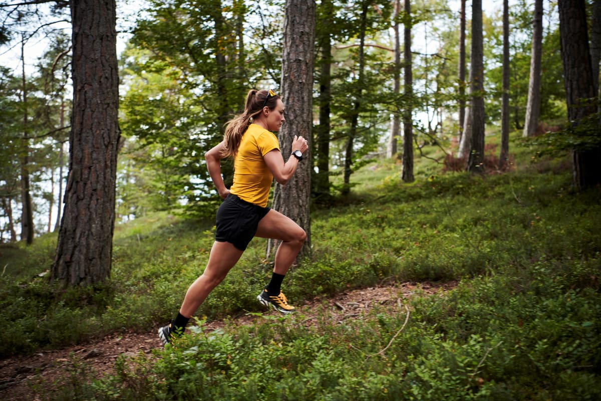 Dorothea Wiererová běží při atletickém tréninku v lesích Jižního Tyrolska.