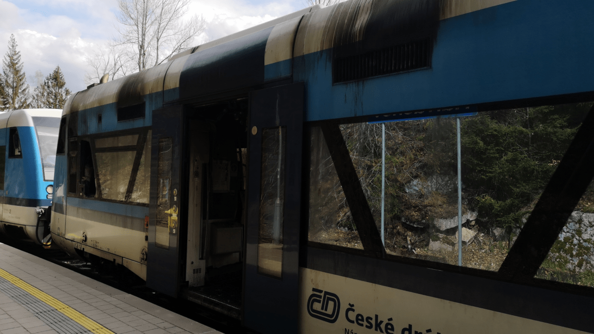 Hasiči zasahovali u požáru vlaku v Harrachově-Mýtinách.
