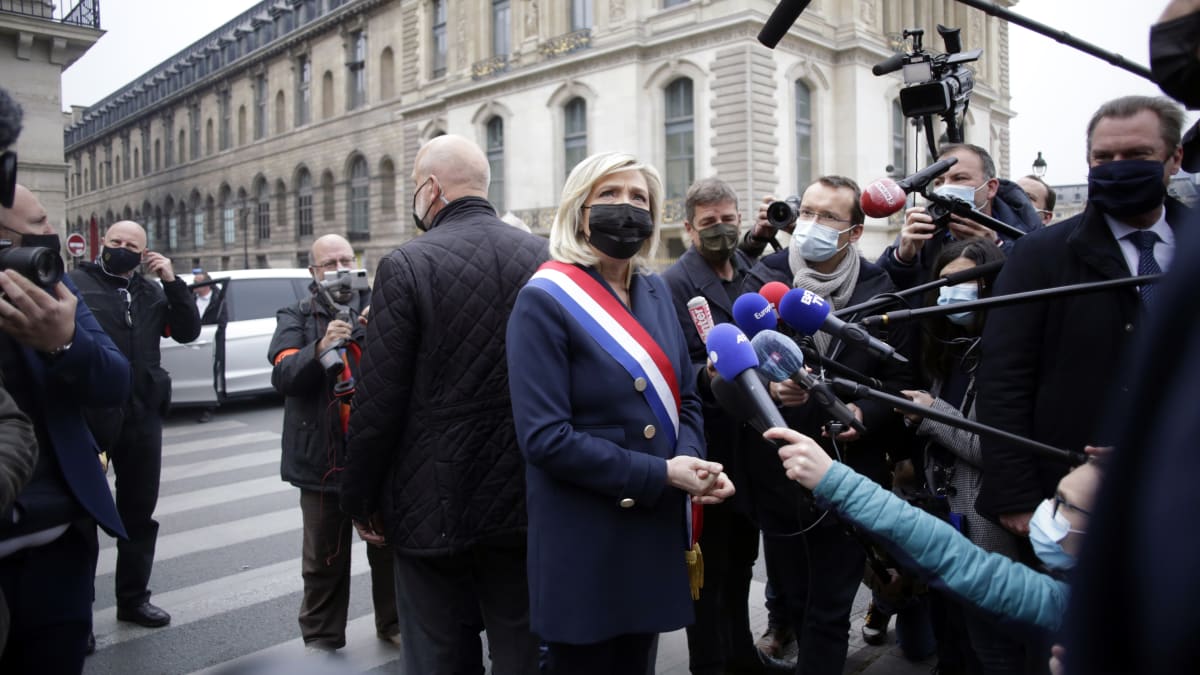 Předsedkyni krajně pravicového Národního shromáždění Marine Le Penová v posledních dnech roste popularita. Pomáhá jí i její podpora dopisu vysloužilých generálů, kteří varují před islamismem.