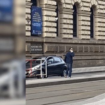 Policisté pátrají po muži, který v Praze sexuálně obtěžuje ženy.