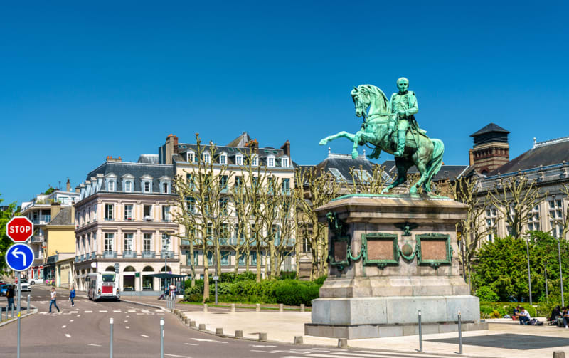 Jezdecký pomník císaře Napoleona Bonaparta na náměstí v Rouenu ve Francii.
