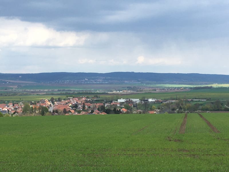 Pohled od Mohyly míru k obci Prace. V dálce jsou i vrchy Žuráň a Santon.