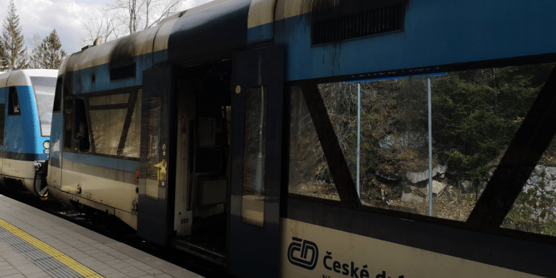 Hasiči zasahovali u požáru vlaku v Harrachově-Mýtinách.
