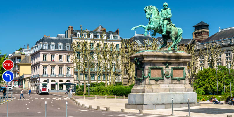 Jezdecký pomník císaře Napoleona Bonaparta na náměstí v Rouenu ve Francii.