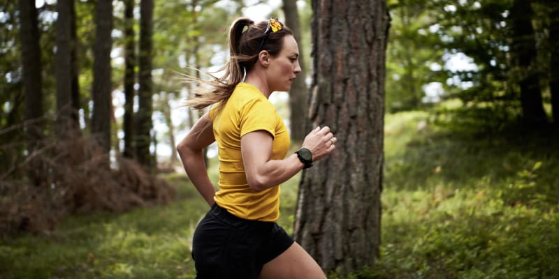Dorothea Wiererová běží při tréninku v lesích Jižního Tyrolska.