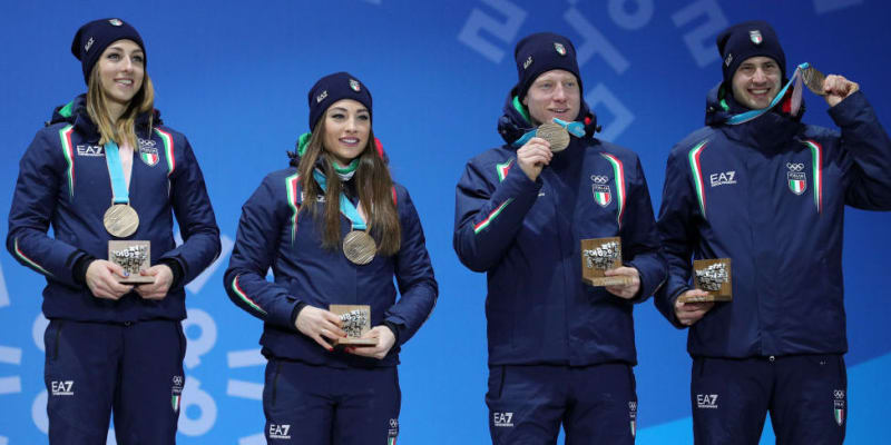 Dorothea Wiererová (druhá zleva) při slavnostním ceremoniálu při olympijských hrách 2018, kde Itálie získala bronz ve smíšené štafetě ve složení Lisa Vittozziová, Wiereová, Lukas Hofer, Dominik Windisch (zleva).
