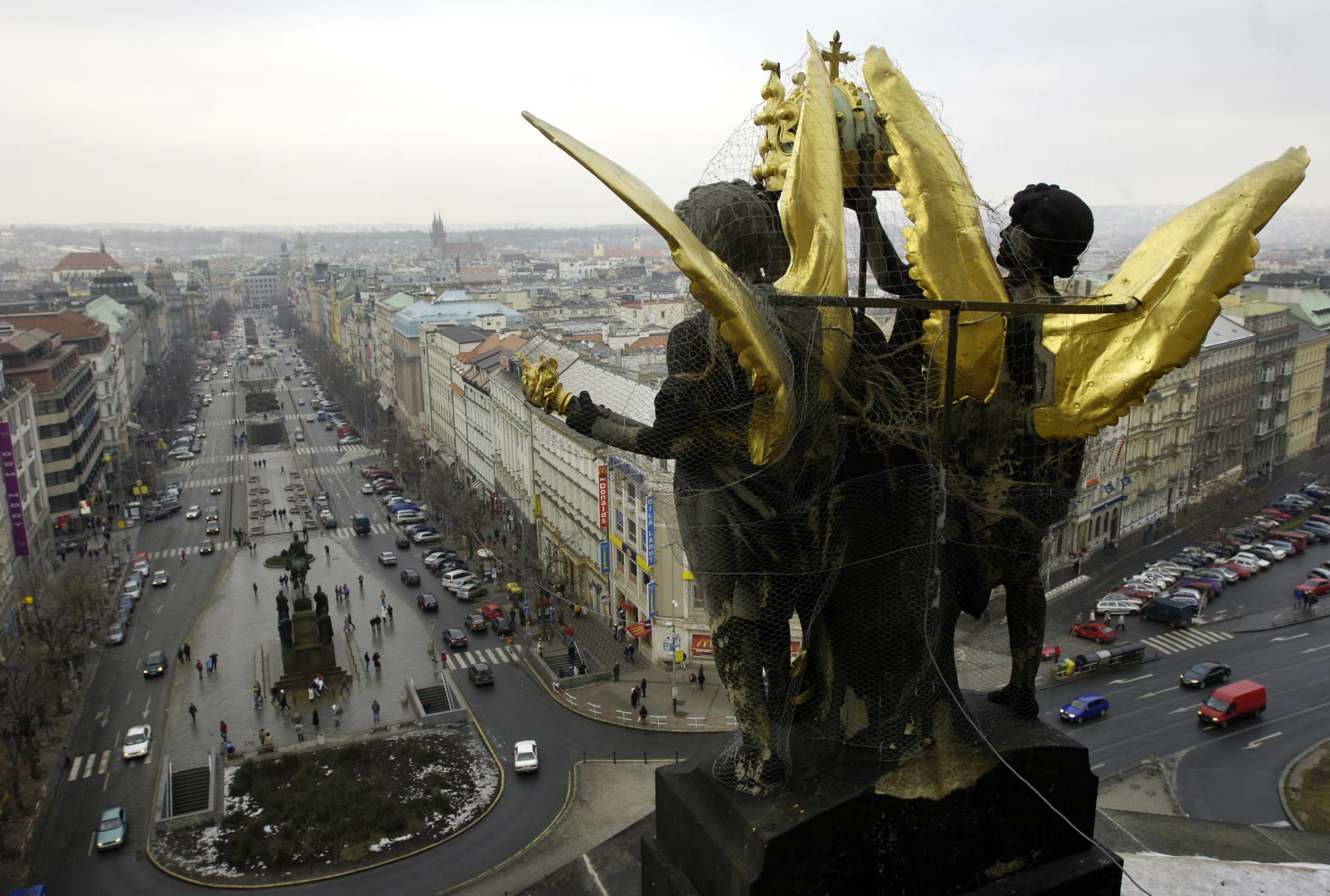 Pohled na Václavské náměstí z horní části budovy muzea.