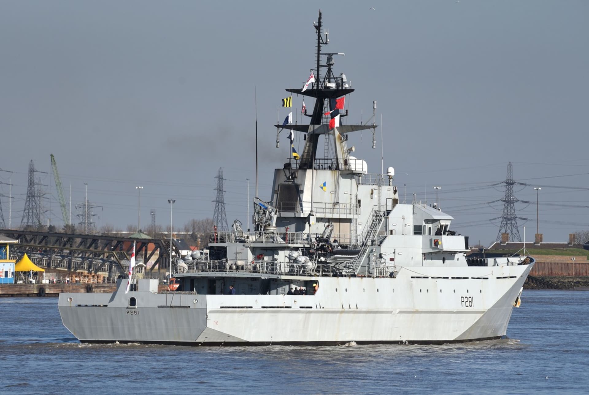 Britská vojenská loď HMS Severn míří k ostrovu Jersey. 
