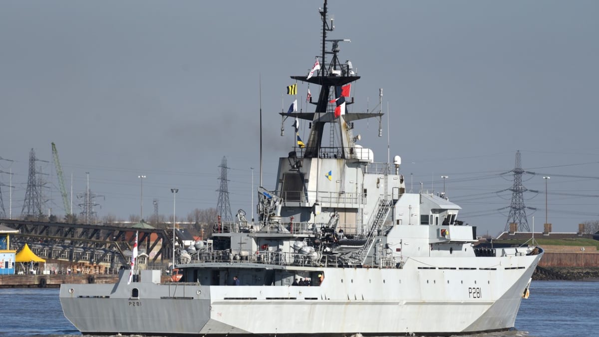 Britská vojenská loď HMS Severn míří k ostrovu Jersey. 