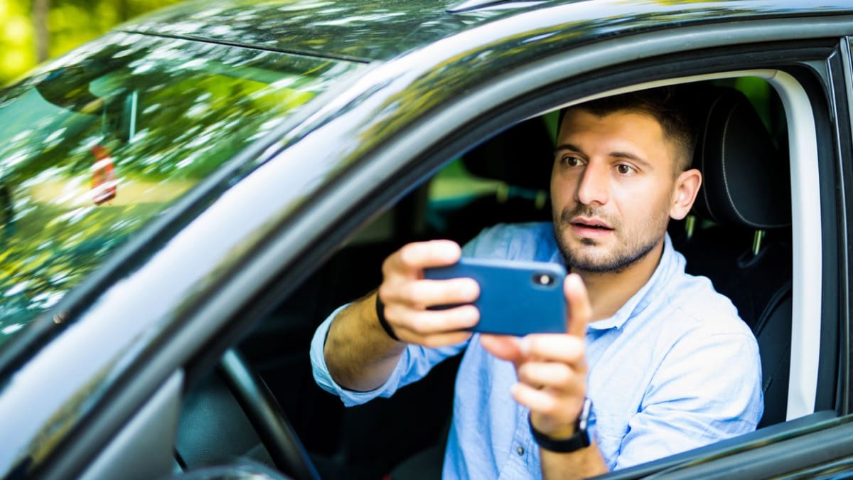 Podle studie zvýšila pandemie i počet řidičů, kteří se za jízdy nechají vyrušit svým mobilem. (Ilustrační foto)