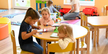 Exkluzivní průzkum: Většina Čechů má kvůli Ukrajincům strach o místa ve školkách