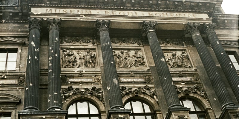 Fasáda budovy Národního muzea po střelbě v srpnu 1968.