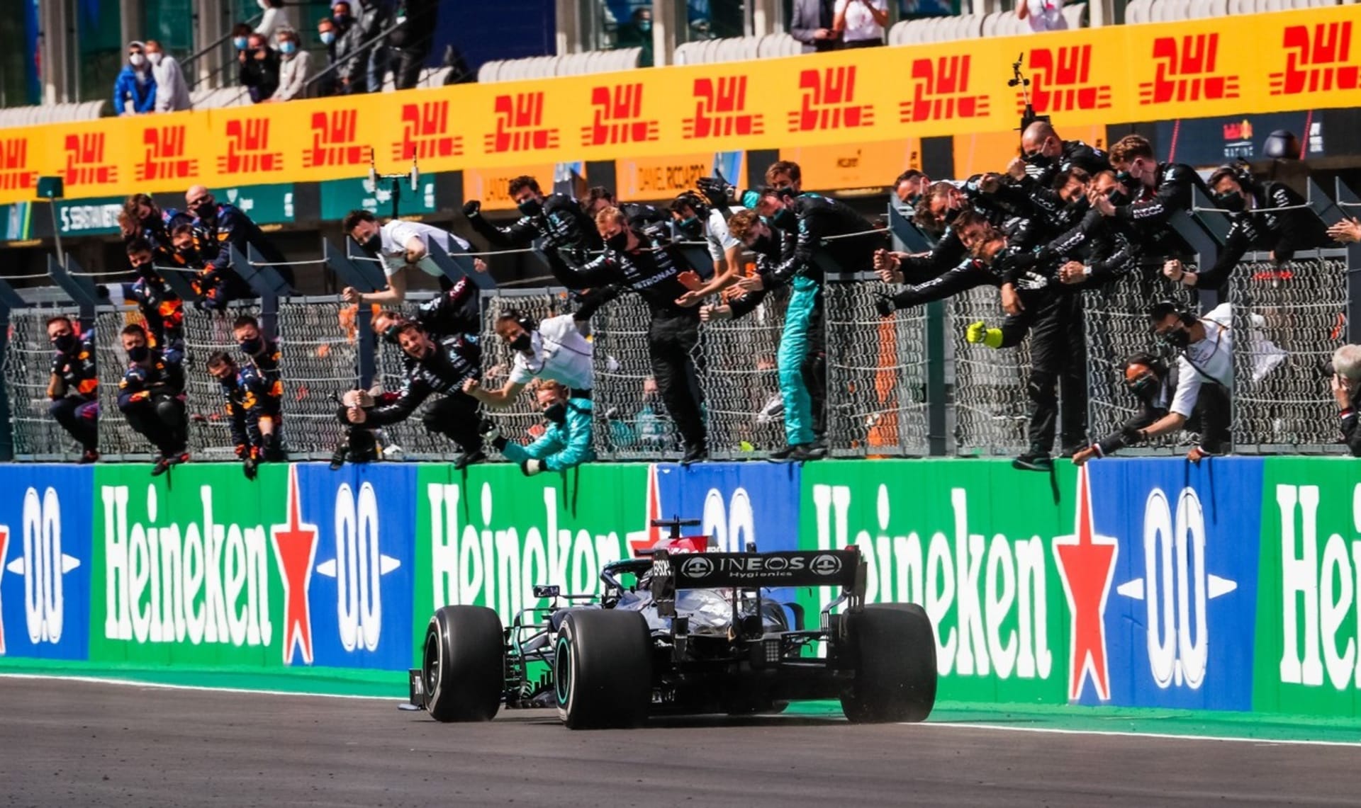 Lewis Hamilton si při Velké ceně Portugalska připsal už 97. vítězství ve formuli 1 v kariéře.