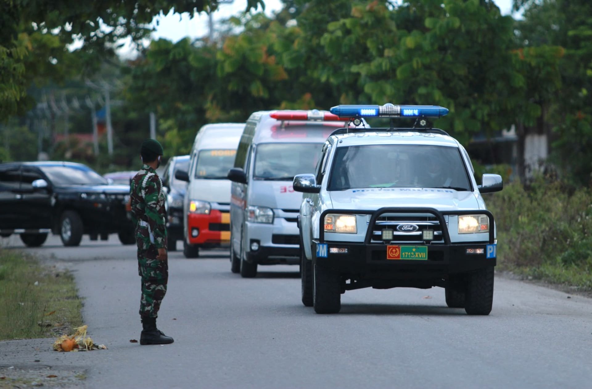 Armádní konvoj převáží ostatky generála, kterého zabili indonéští separatisté.
