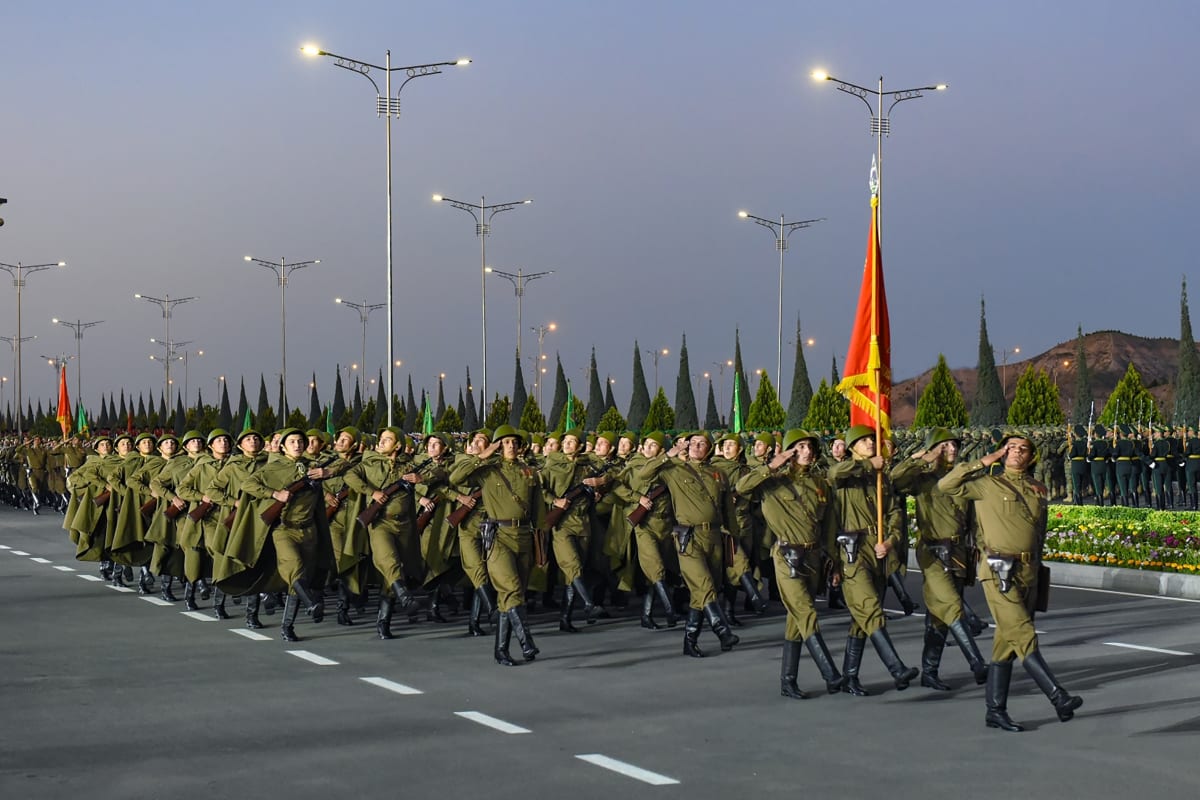 Takto slavili Turkmeni Den vítězství v loňském roce. I letos při něm váleční veteráni dostanou od prezidenta dary. Ty si však musí zaplatit.
